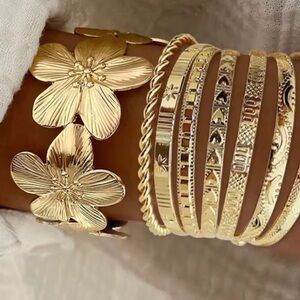 Golden Floral Bangle Bracelet Set